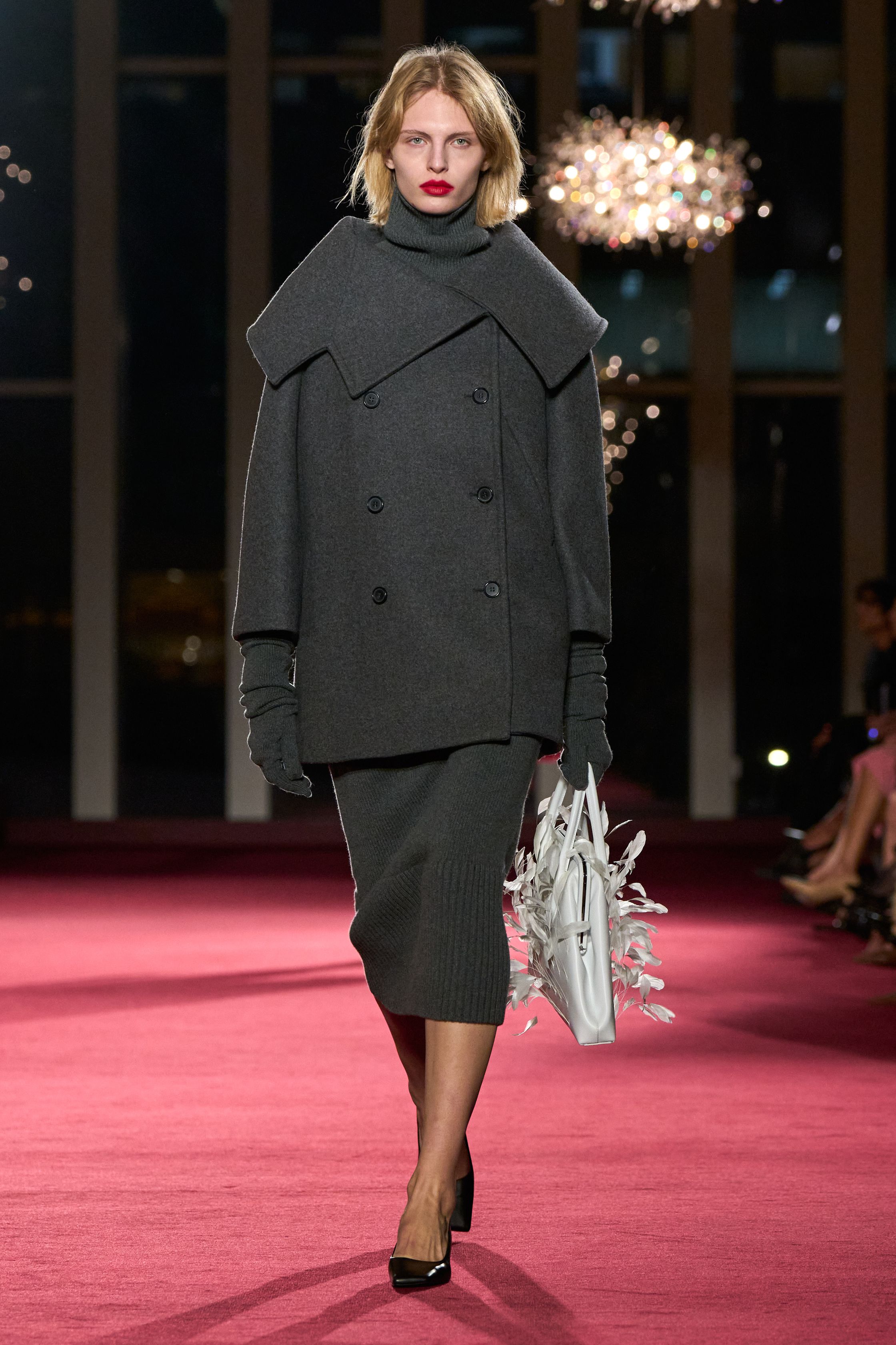 Michael Kors Collection以红黑灰白构建摩登都市权力衣橱，奢华皮草与利落西装并行，经典剪裁在灯火辉煌中散发优雅自信-顽石频道趋势研究